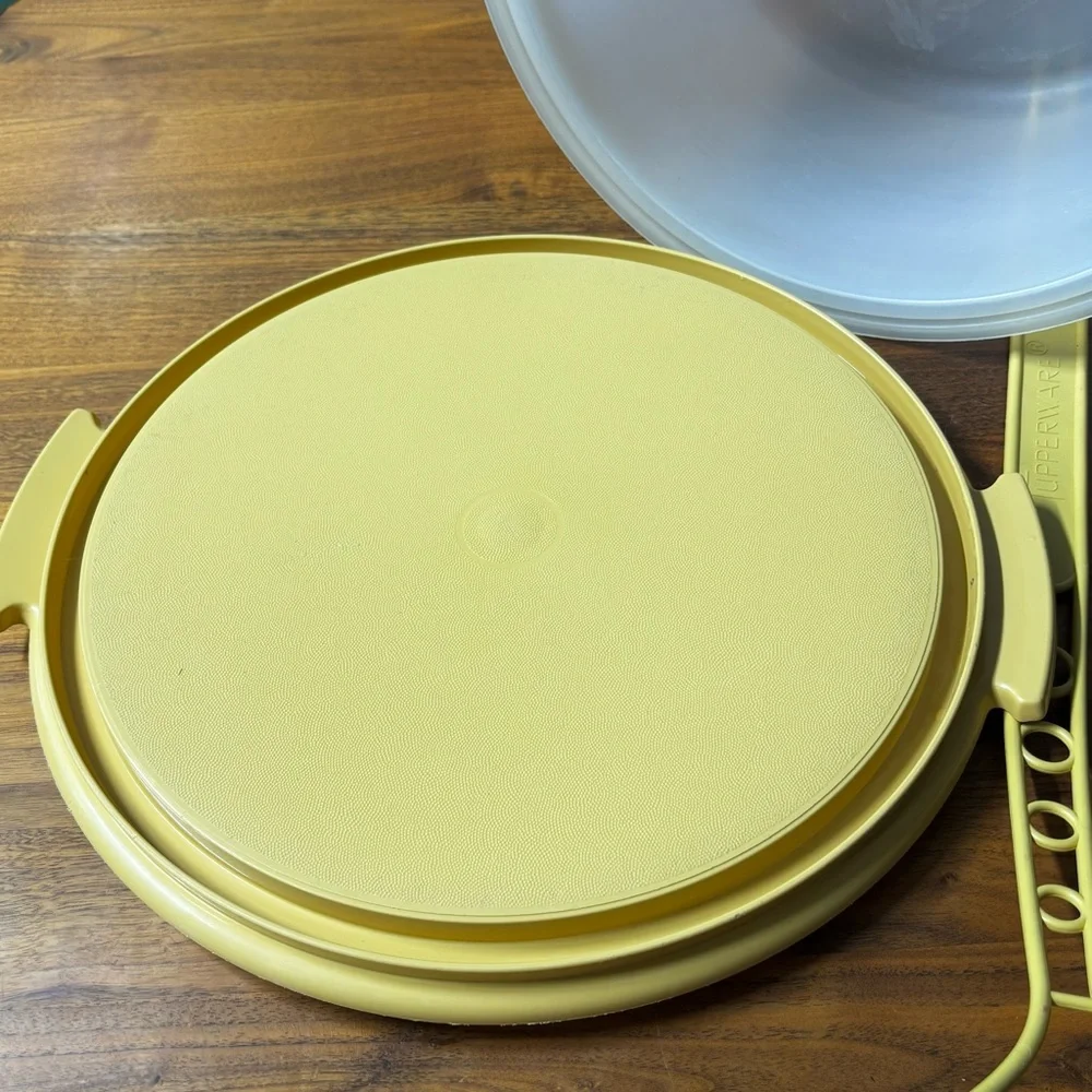 Tupperware vintage 3-piece cake carrier set: gold base, sheer lid & handle - Picture 5 of 7